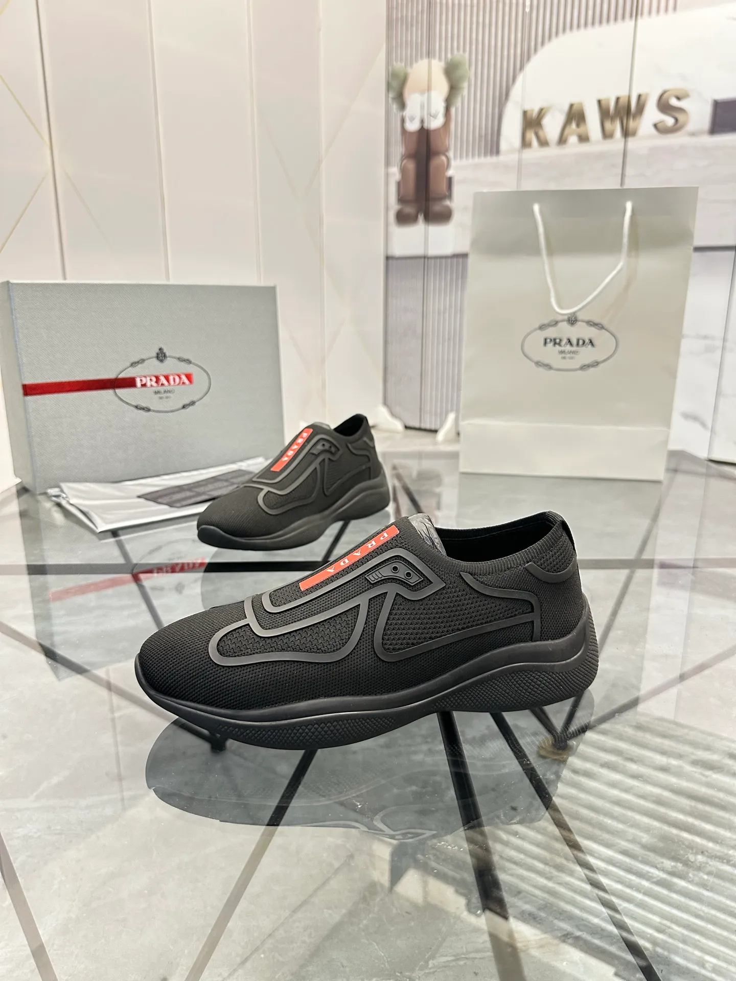 Men's shoes: 💰P460¥ High-end top quality Product trademark: Prada *"Prada*" low-top casual shoes Regular size: 38-45 (can be customized to 46) Product materials: imported original breathable fly knit upper, breathable lining, original outsole. No.: 001